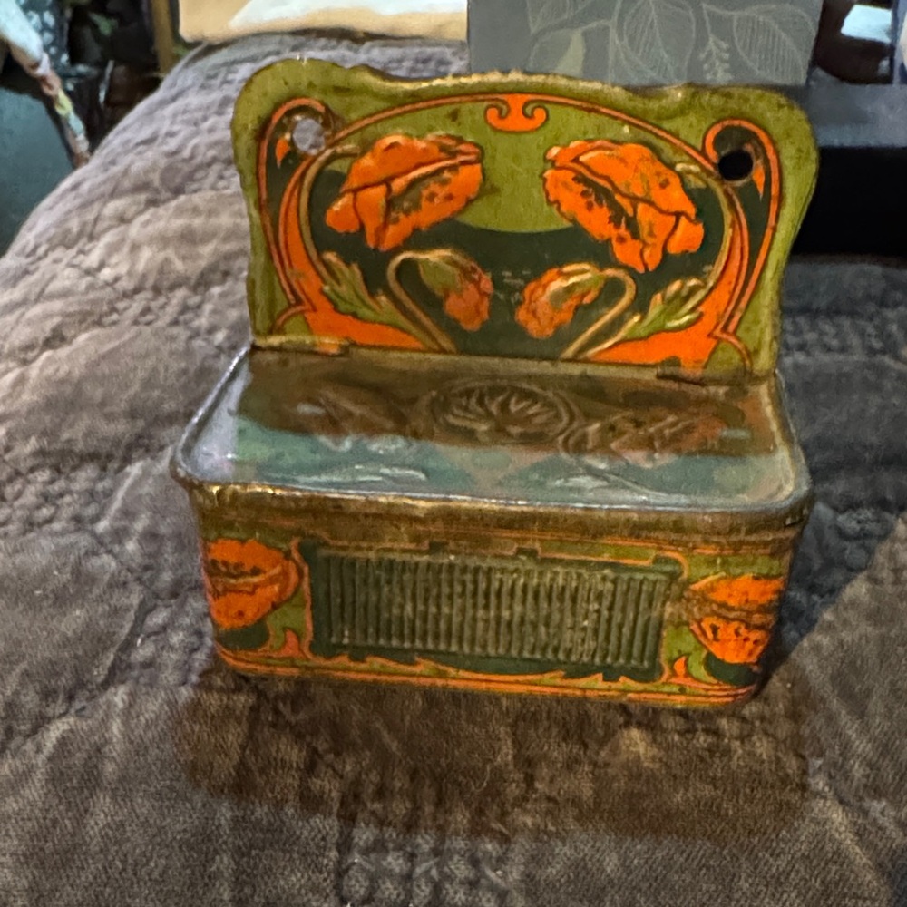 Decorative tin, hinged collectible tin dating from the early 1900’s.